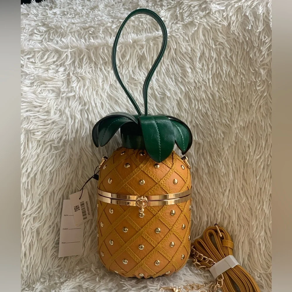 NWT. PINEAPPLE 🍍 CROSSBODY FITS PHONE AND ECT. Cute purse for spring & summer.